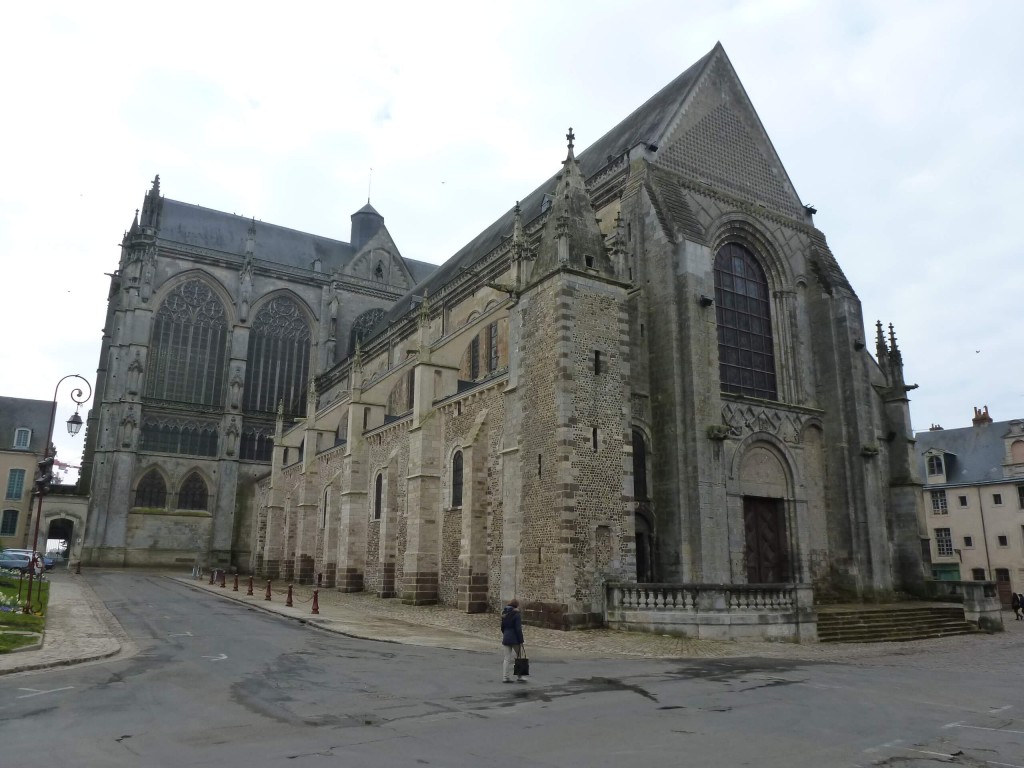 La cathédrale du Mans avec sa nef romane et son transept gothique.