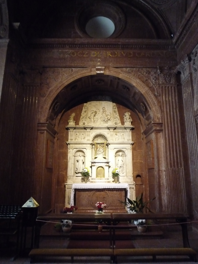 L'autel, seul élément en marbre blanc