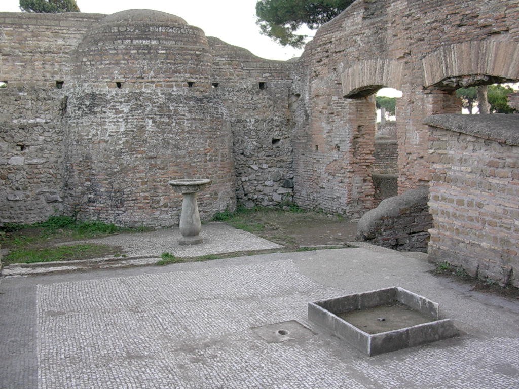 La cour avec la fontaine