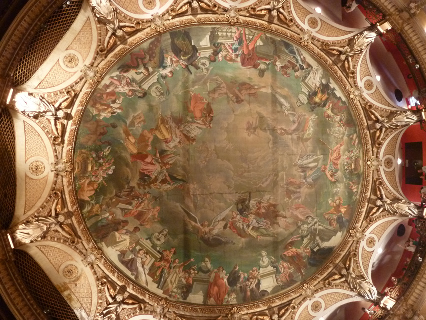 Le plafond de la salle est décorée par une toile marouflée (on peut distinguer la trace des poutres métalliques)