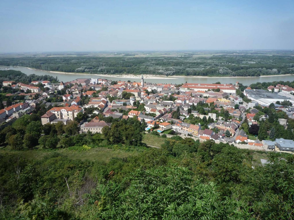 Hainburg vue depuis le Schlossberg (la porte de Vienne est à gauche)