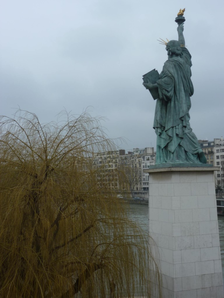 La statue était d'abord orientée dans l'autre sens, pour ne pas tournée le dos à l’Élysée. 