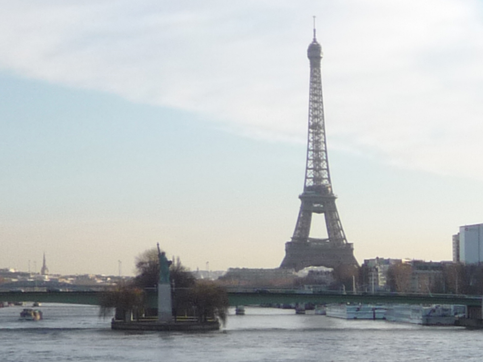 La statue de la Liberté devant la tour Eiffel