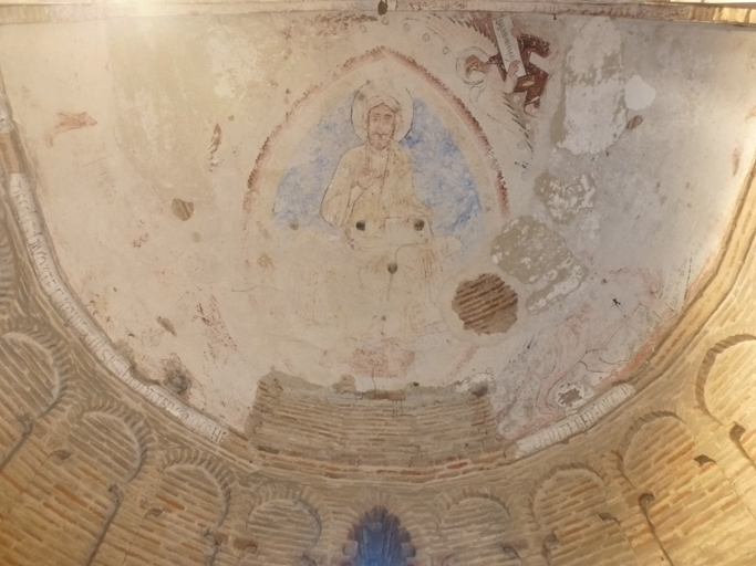 Reste de fresque du XIIIe siècle dans l'abside représentant le Christ pantokrator ou en majesté encadré par le tétramorphe.