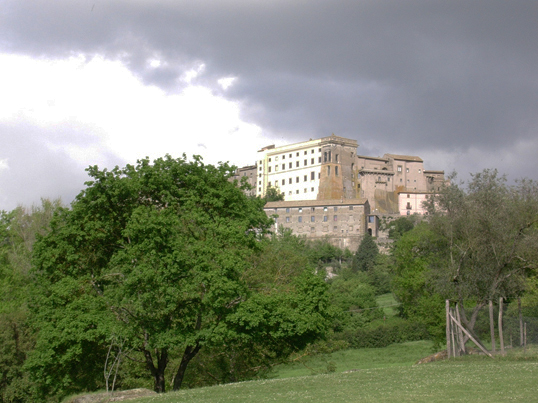Bomarzo et le palais des Orsini vus depuis les jardins