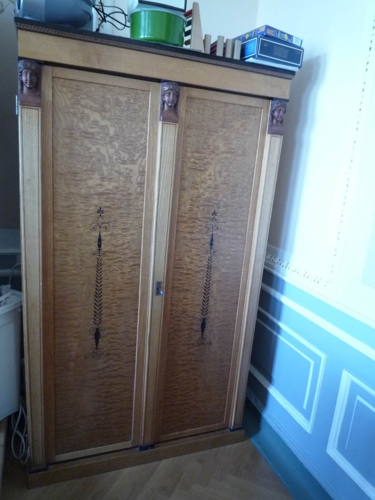 L'armoire de la salle de style Empire