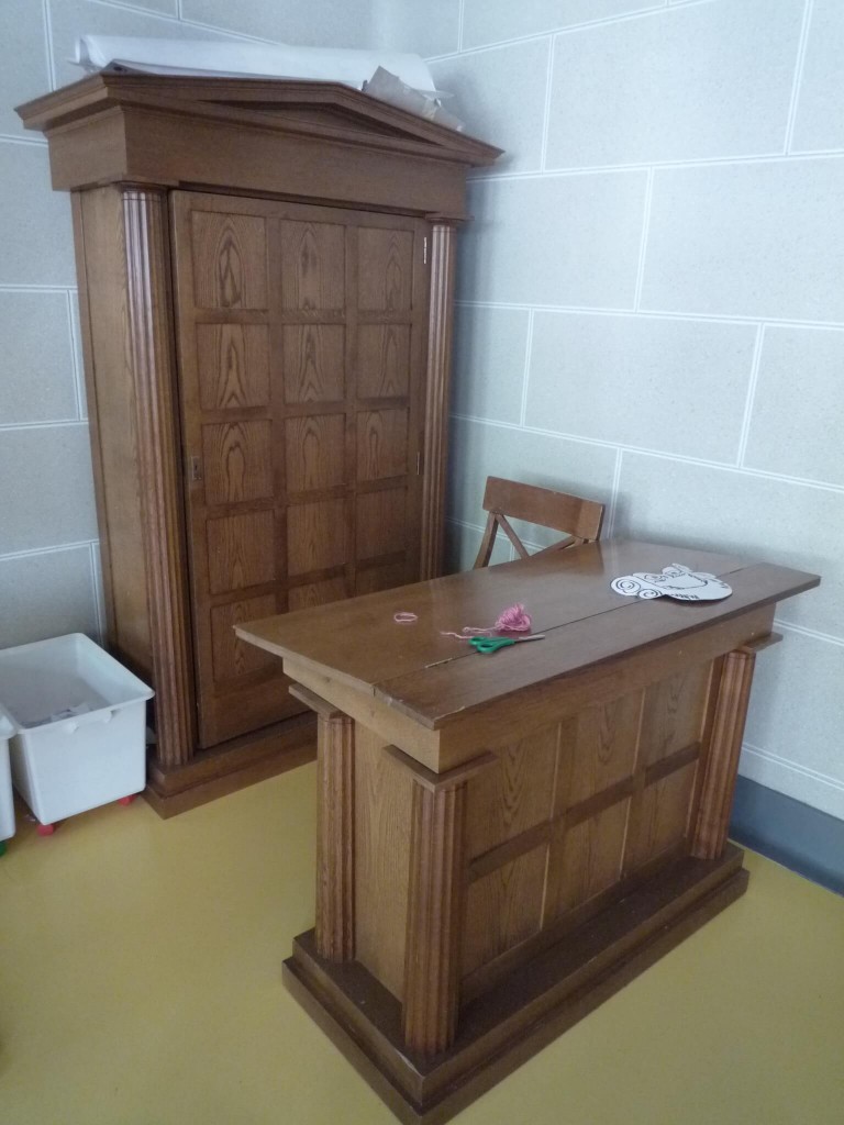 L'armoire et le bureau de instituteur dans la salle dorique. 