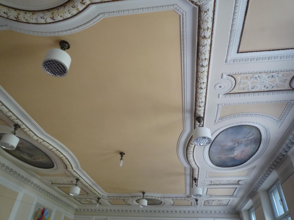 Le plafond de la salle Louis XV