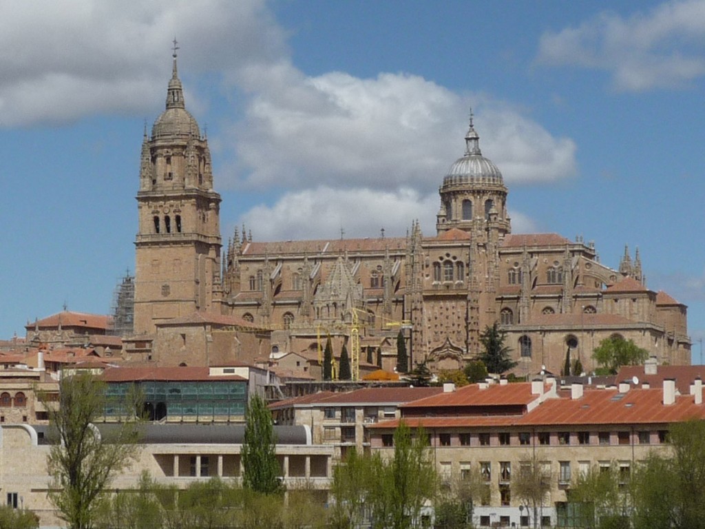 Seul son dôme (derrière la grue sur la photo) signale la vieille cathédrale dans le panorama de Salamanque