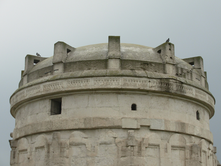 Un bloc unique de pierre d'Istrie couvre le mausolée