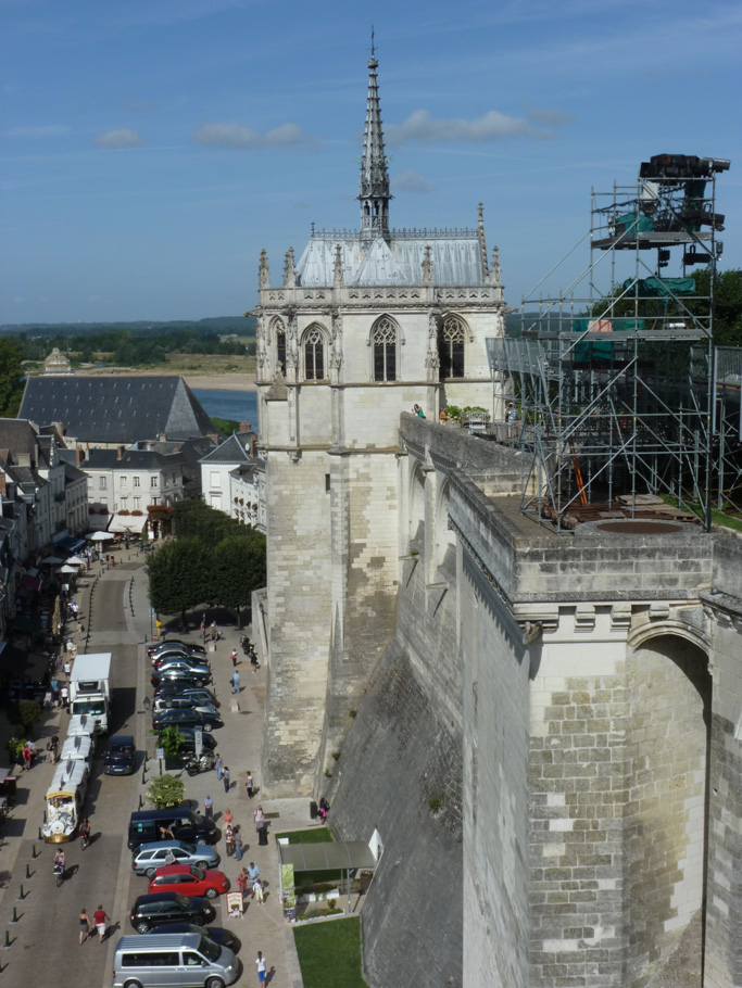 Construite sur les remparts, la chapelle domine le centre historique d'Amboise.