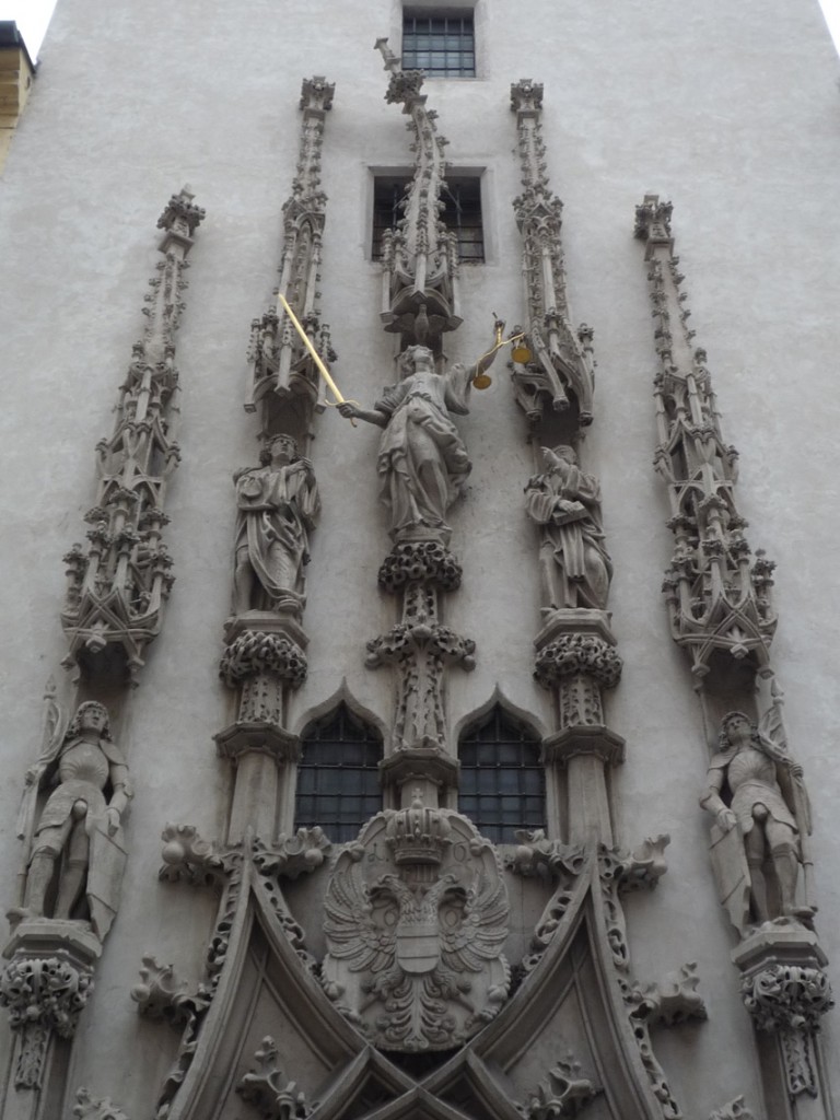 Le pinacle central a volontairement été sculpté tordu par Anton Pilgram