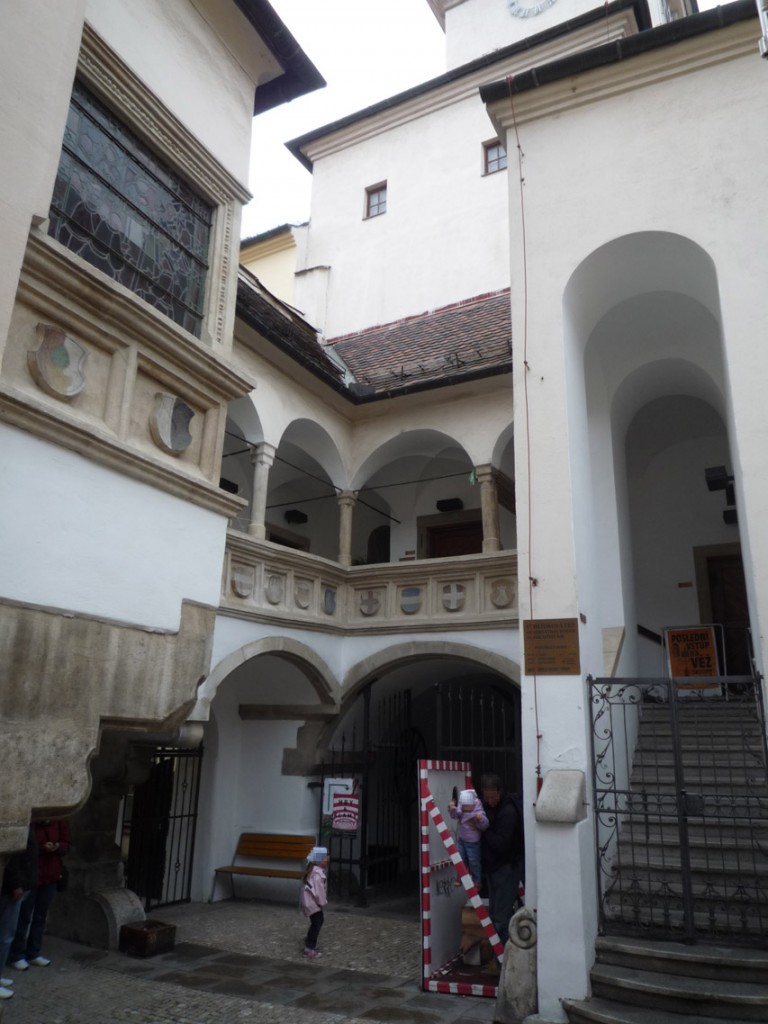 La galerie à arcade Renaissance de l'hôtel de ville, de l'autre côté du passage