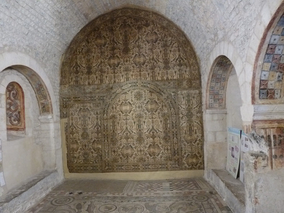 La chapelle Saint-Nicolas avec au sol une partie de la mosaïque dite des quatre fleuves et un papier peint XVIIIe au fond