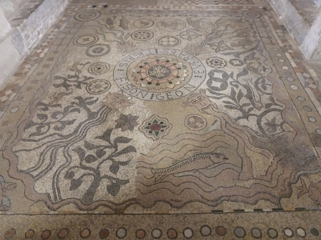 La mosaïque des quatre fleuves servait de tapis d'autel et a été probablement réalisée avec des fragments de décor antique.
