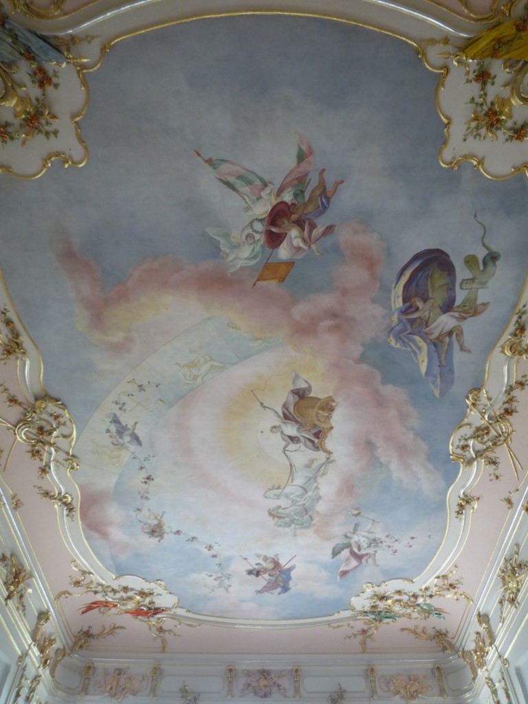 Le plafond de la salle d'honneur  et sa peinture représentant Apollon sur son char.