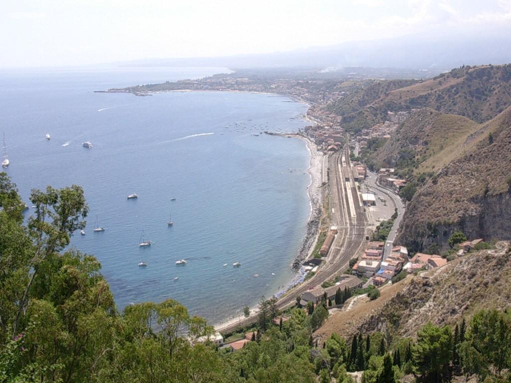 La côte vue depuis le parc (avec les pentes de l'Etna au fond)