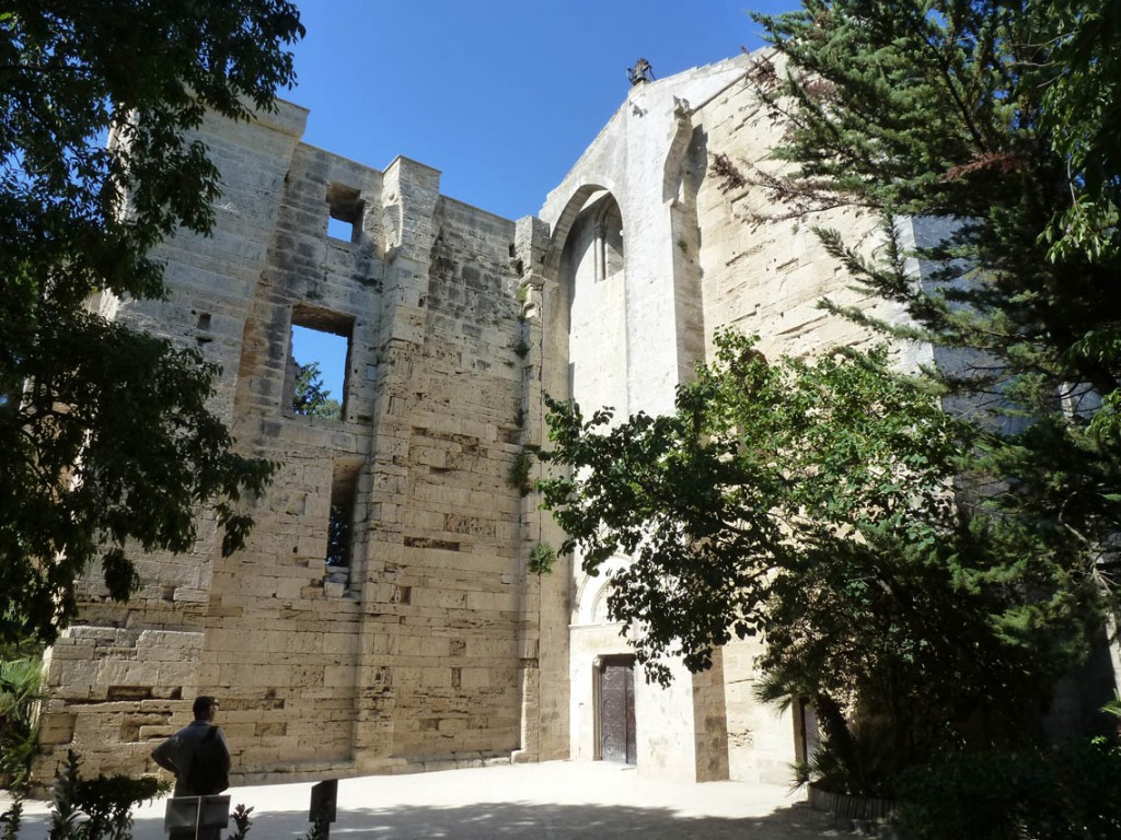  La façade occidentale de la cathédrale était protégée par la tour Saint-Jean (disparue) et la tour de l’évêque (à gauche).