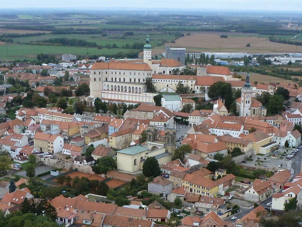 Le centre de Mikulov dominé par le château avec le tombeau des Dietrichstein au premier plan