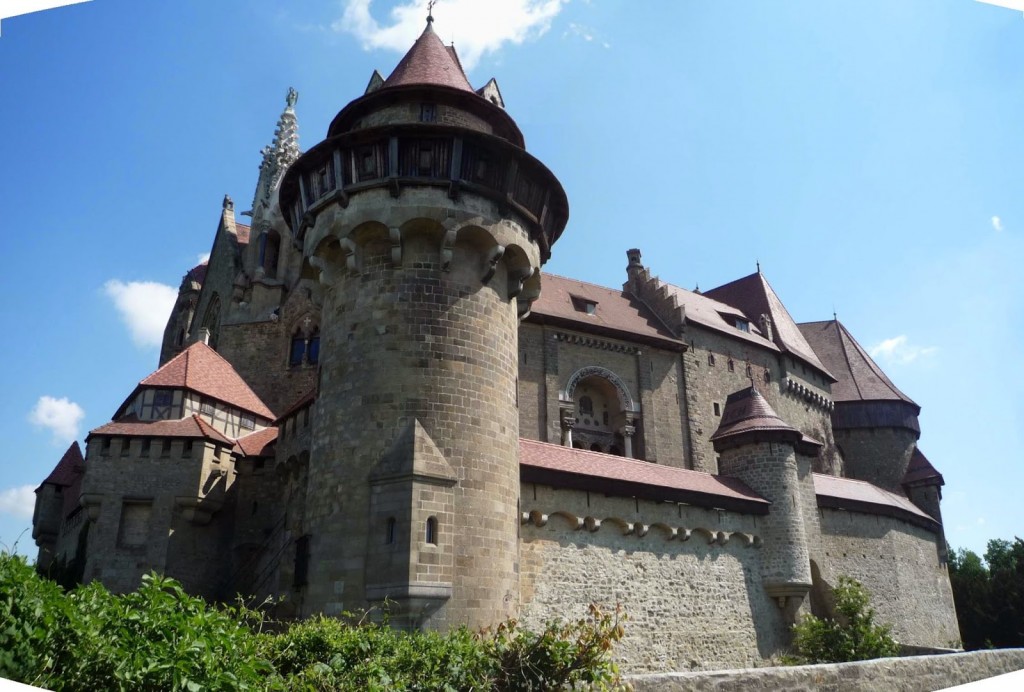 Le château de Kreuzenstein vu du sud-ouest avec la tour d'angle défendant la porte principale au premier plan.