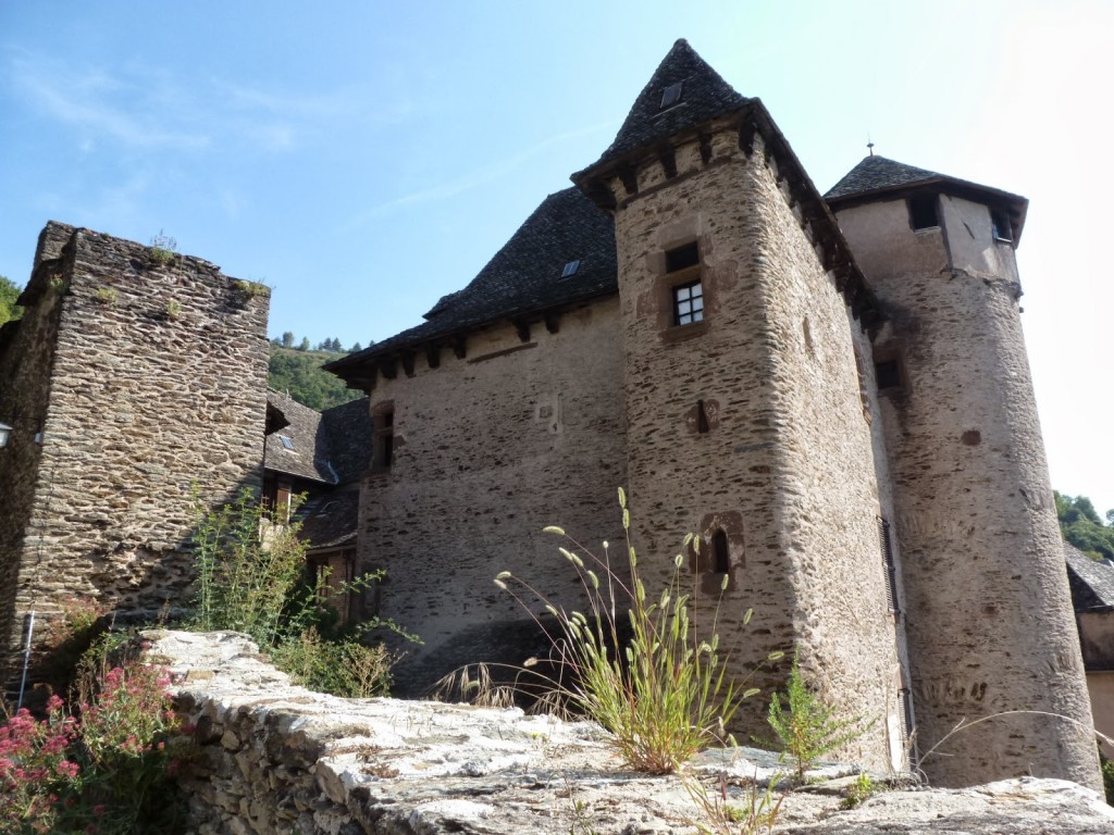 Le château d'Humières côté enceinte (A gauche, la fenêtre d'angle reprend l'arrondi de l'angle du bâtiment)