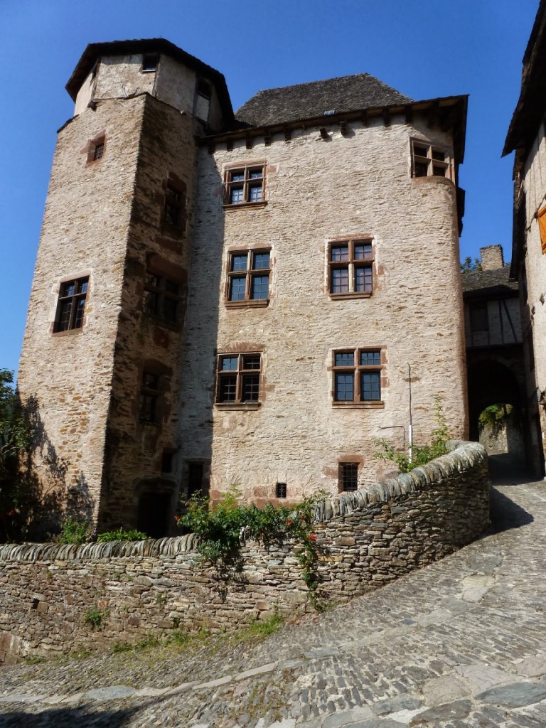 Le château d'Humières côté ville (avec la fenêtre d'angle plane)