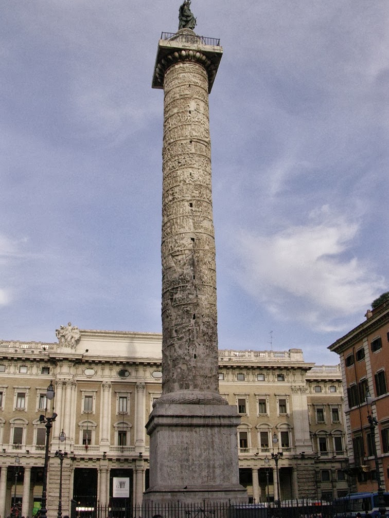 La colonne de Marc-Aurèle (Piazza Colonna à Rome), inspirée de la colonne Trajane et construite à la fin du IIème siècle, relate les guerres contre les germains et les sarmates au cours desquelles à été gravée l'inscription de Trenčín.