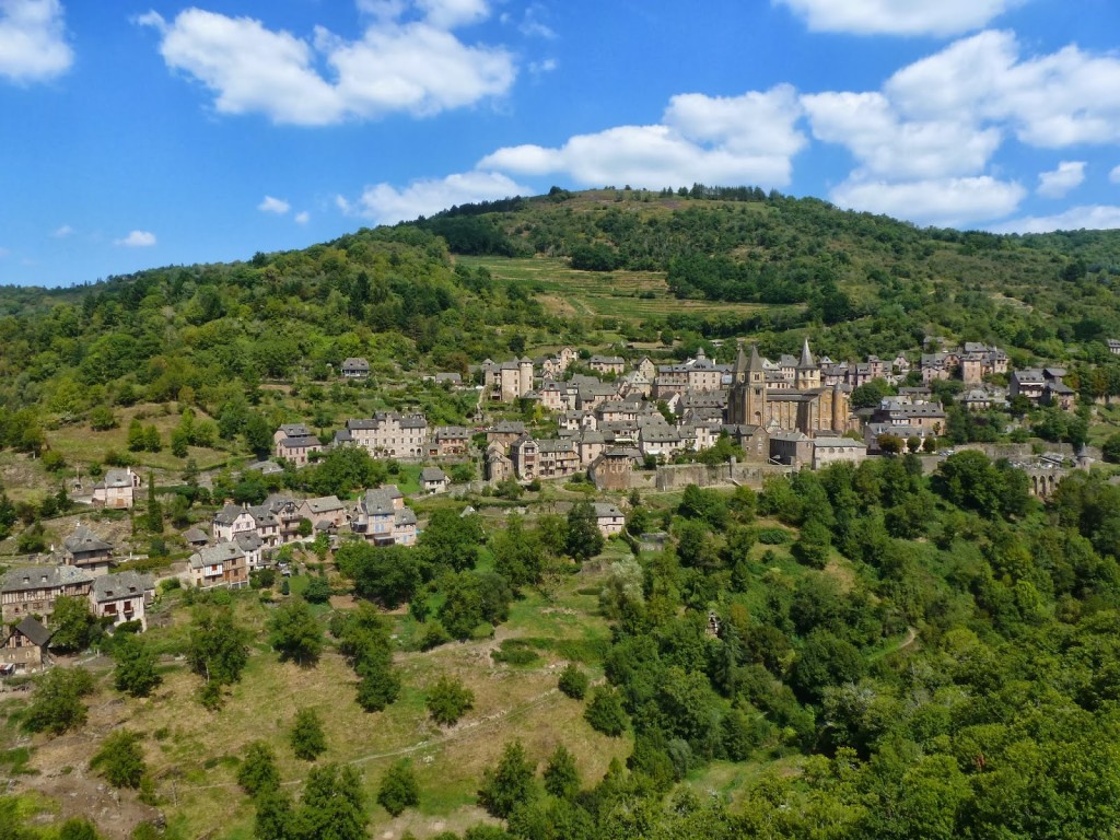 Panorama de Conques, dans lequel le château d'Humières se détache (au centre) et avec l'allée de l'Ouche en contrebas.