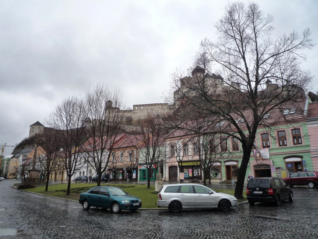 La place centrale de Trenčín avec le château surplombant la ville