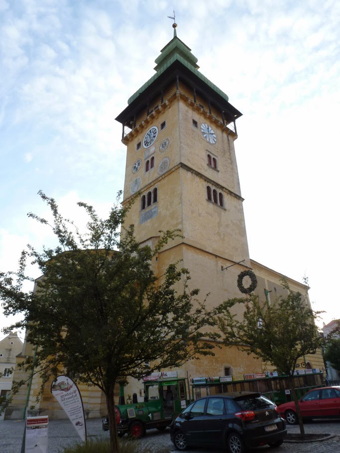 Le rehaussement de la tour au début du XVIIème lui a fait atteindre 57m de hauteur.