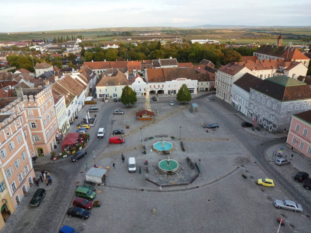  Le sud de la place principale de Retz (Hauptplatz) vu depuis la galerie de la tour.