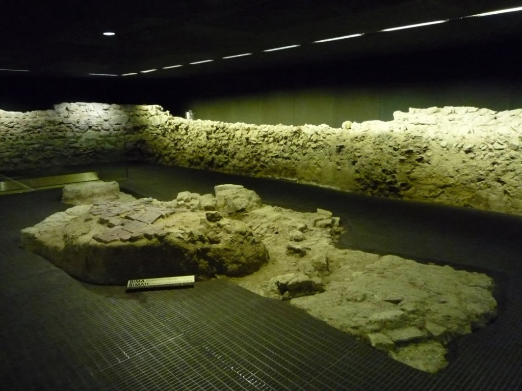 La salle de prière avec les restes de la bimah, l'estrade d'où était lu la torah.