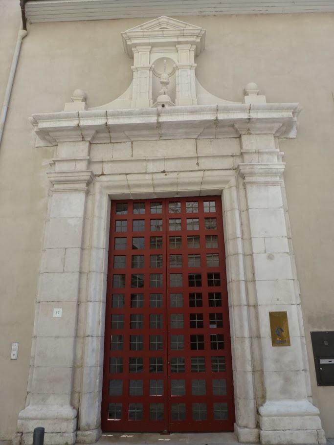 Le portail principal de l'ancien monastère donne sur le parvis de la chapelle.
