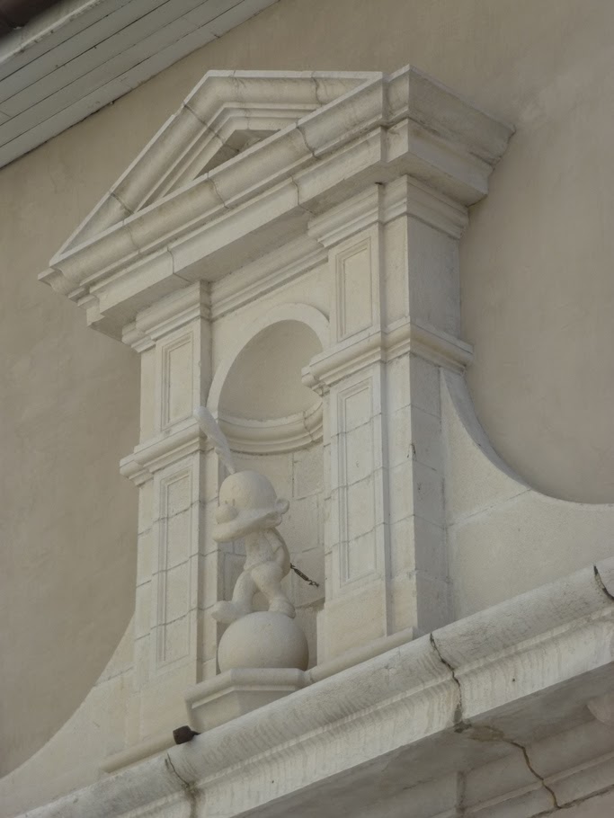 La statue de Titeuf a été installée en mars 2011 dans la niche du portail.