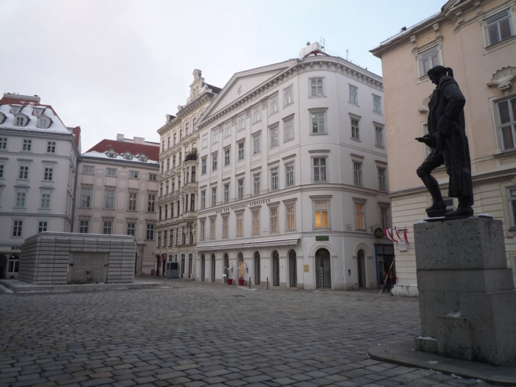 La "Judenplatz" avec l'entrée du musée au fond de la place (derrière le mémorial).