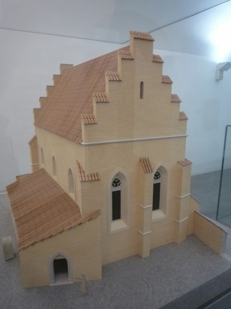 Maquette de la synagogue avant l'incendie de 1406.