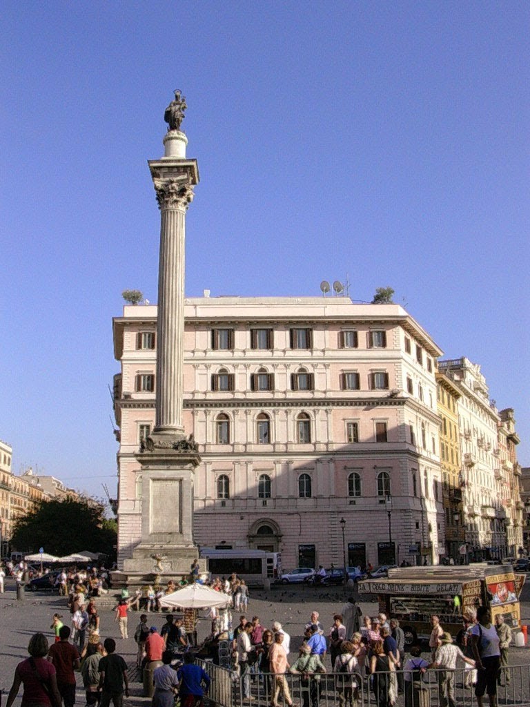 La seule colonne conservée de la nef centrale (sur les huit) est encore visible sur la piazza Santa Maria Maggiore. 