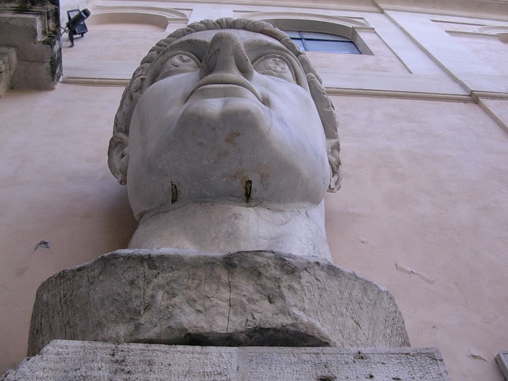 La tête de la statue de Constantin qui occupait l'abside Ouest (h=2,60m).