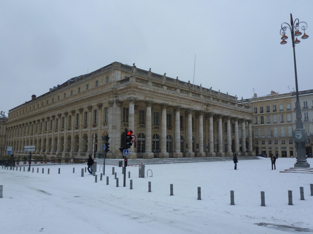 La façade principale avec son portique corinthien donne sur la place de la Comédie.