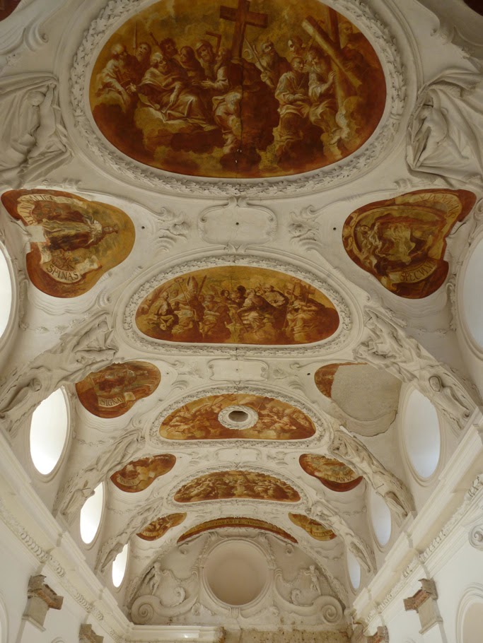 La voûte de l'église est décorée de stucs et de grisailles.