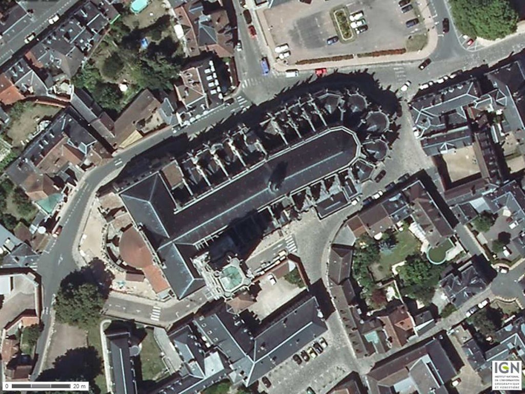 Vue satellite de la cathédrale avec son chevet roman à l'Ouest et gothique à l'Est