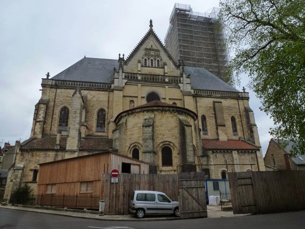 Le chevet roman a été construit au XIe s (le pignon néogothique est un rajout de la fin du XIXe). La tour (sous les échafaudages) a été érigée de 1509 à 1528.