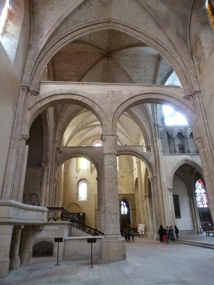 Le transept roman a également été conservé.