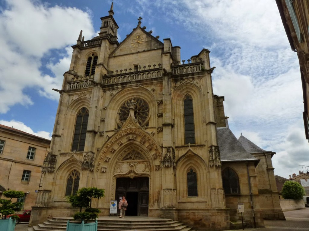 L'église Saint-Étienne et sa façade de style gothique flamboyant où apparaissent des éléments typiques de la Renaissance. 