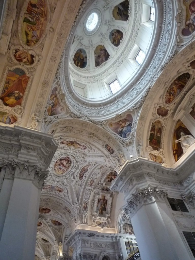  La basilique a été agrandie vers l'Est afin de pouvoir construire un dôme sur tambour.