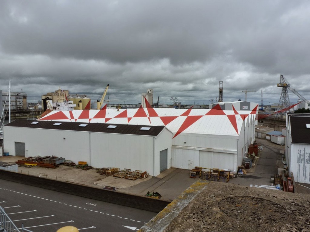 L’œuvre "Suite de triangles", réalisée par Felice Varini en 2007 à Saint-Nazaire.