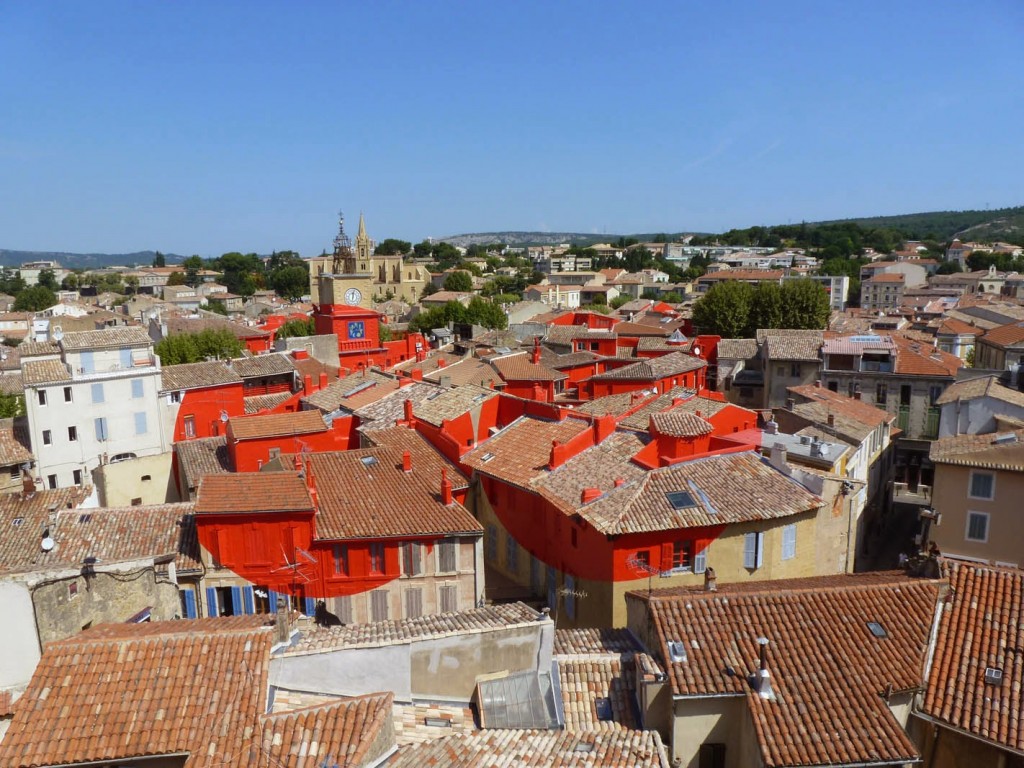 Le "Double disque évidé par les toits" de Felice Varini, a été réalisée en 2013 dans le cadre de Marseille-Provence, capitale européenne de la culture.