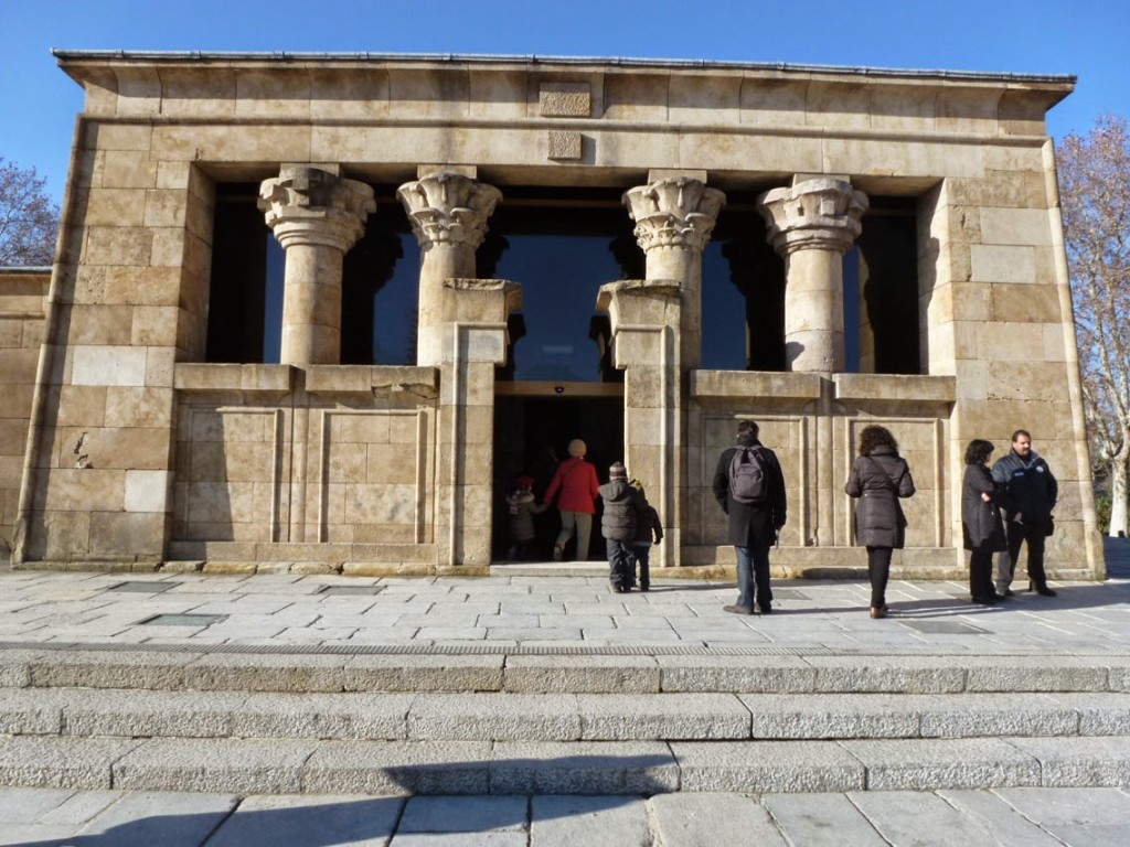  La symétrie typique des temples égyptiens se lit en façade.