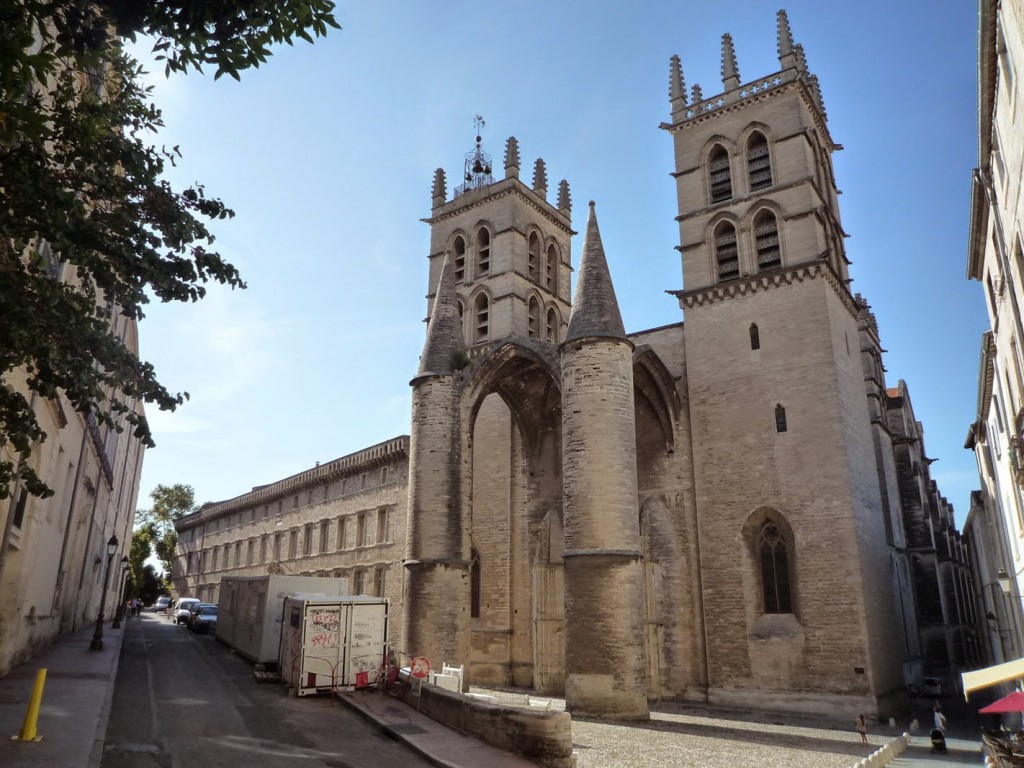 Seul le porche-baldaquin donne une impression de monumentalité à la cathédrale Saint-Pierre.
