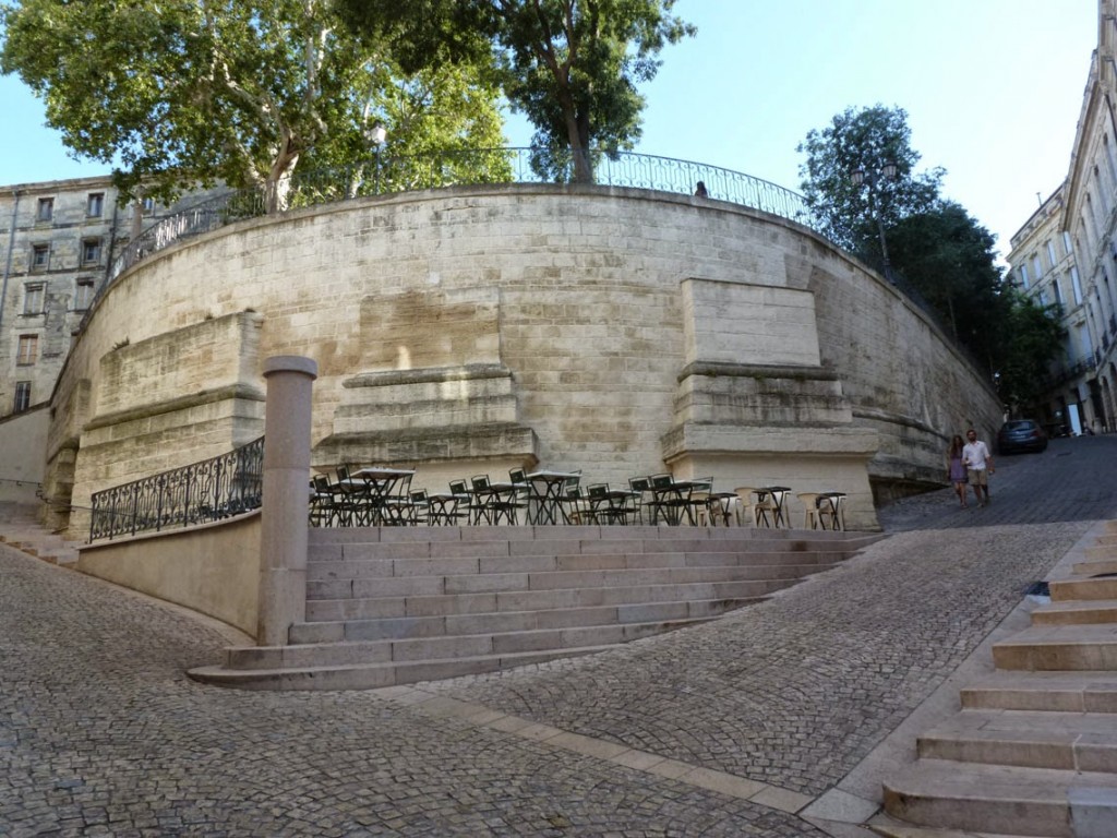 Les bases des pilastres colossaux sont les seuls vestiges visibles du projet de la nouvelle cathédrale. Le dénivelé est particulièrement visible sur cette photo prise en arrivant de la cathédrale Saint-Pierre: 